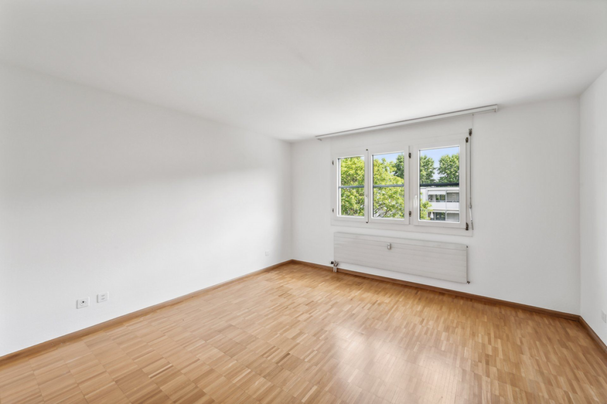 Heller leerer Wohnraum mit Fensterfront