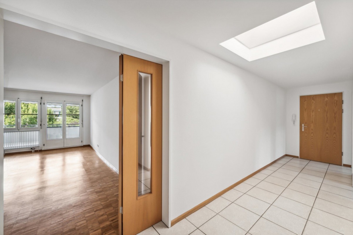 Heller Flur mit Wohnbereich und Badezimmerzugang