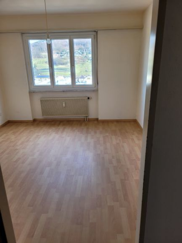 Leerer Wohnraum mit Fenster