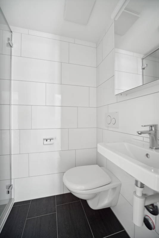 Gäste-WC mit Dusche und Waschbecken