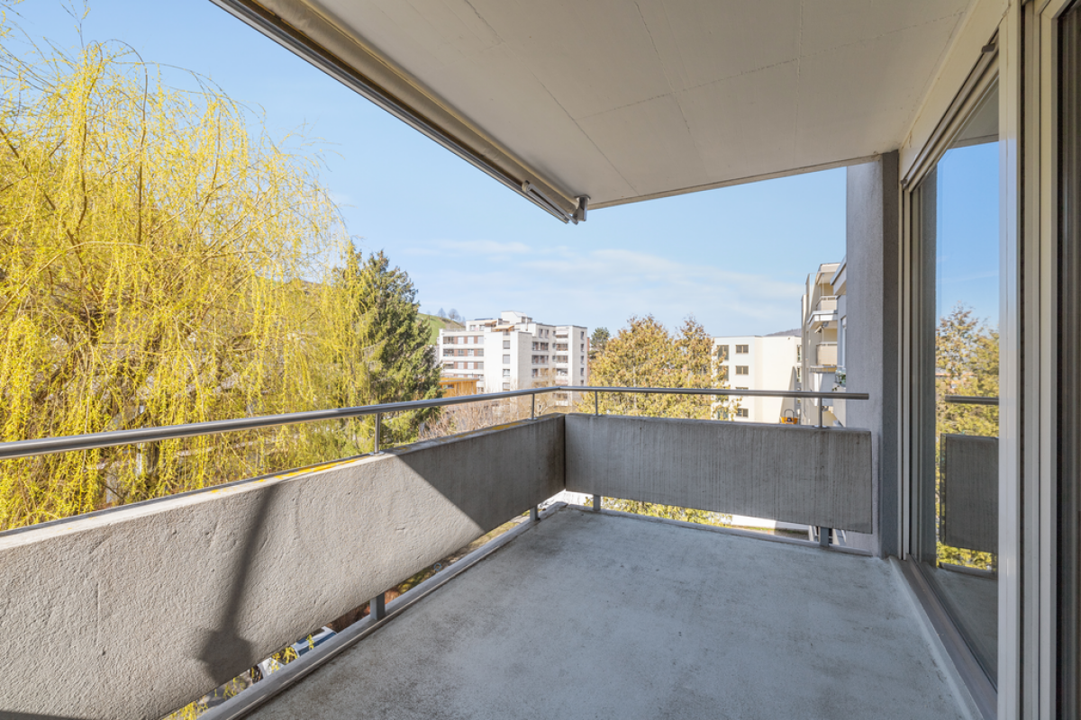 Überdachter Balkon mit Aussicht