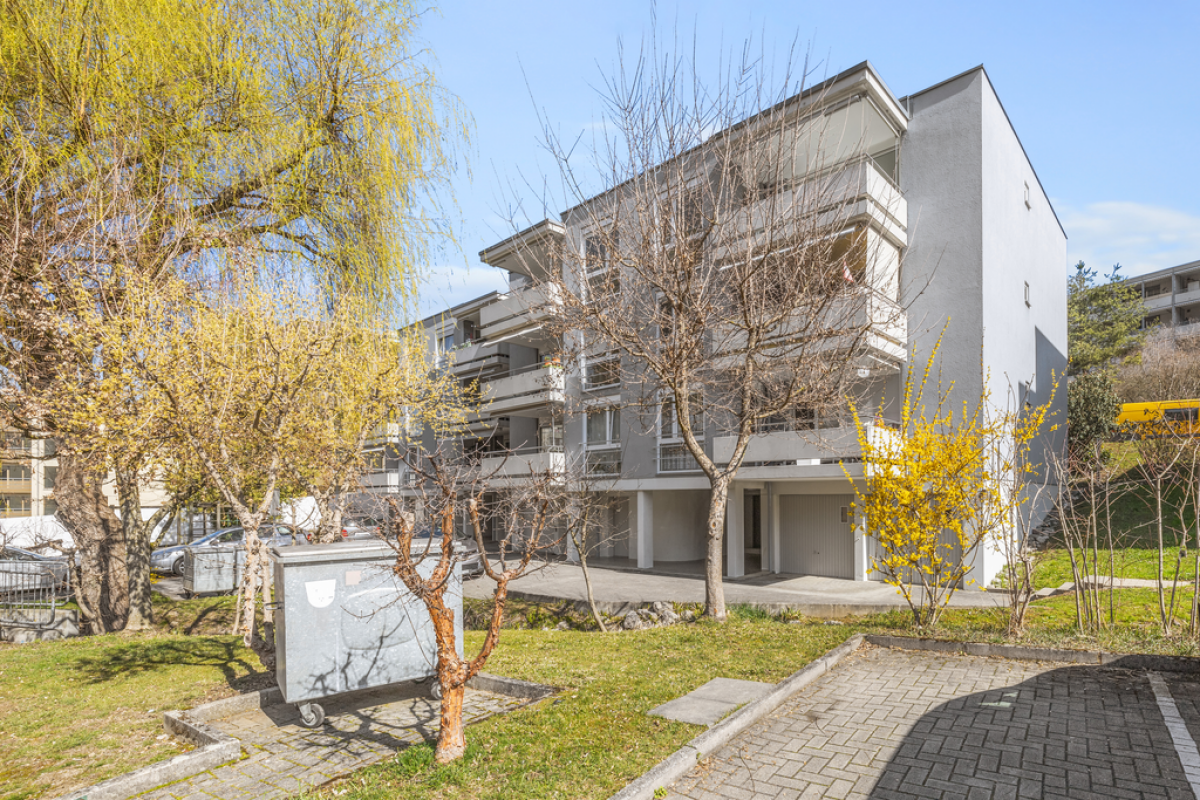 Mehrfamilienhaus mit Balkon und Vorgarten