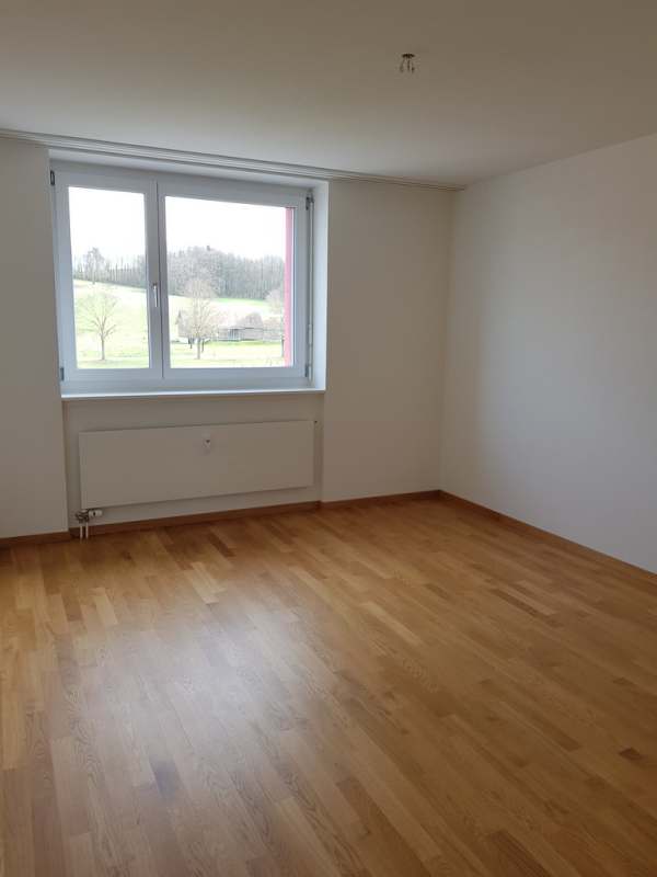 Leerer heller Raum mit Fensterblick