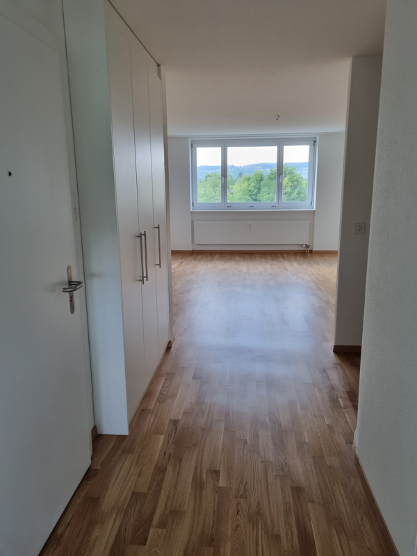 Heller Flur mit Blick ins Zimmer