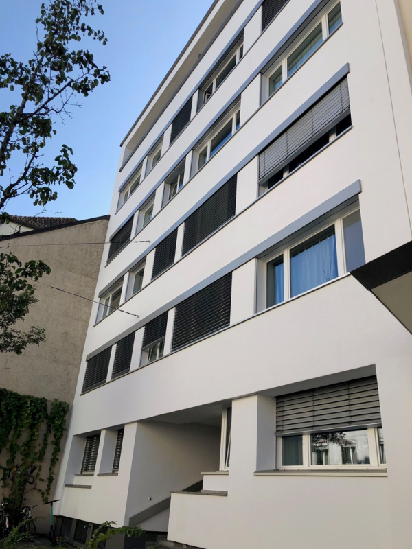 Mehrstöckiges modernes Wohngebäude von unten
