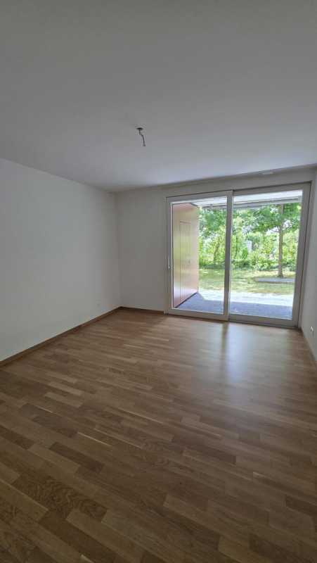 Leerer heller Raum mit Terrassentür