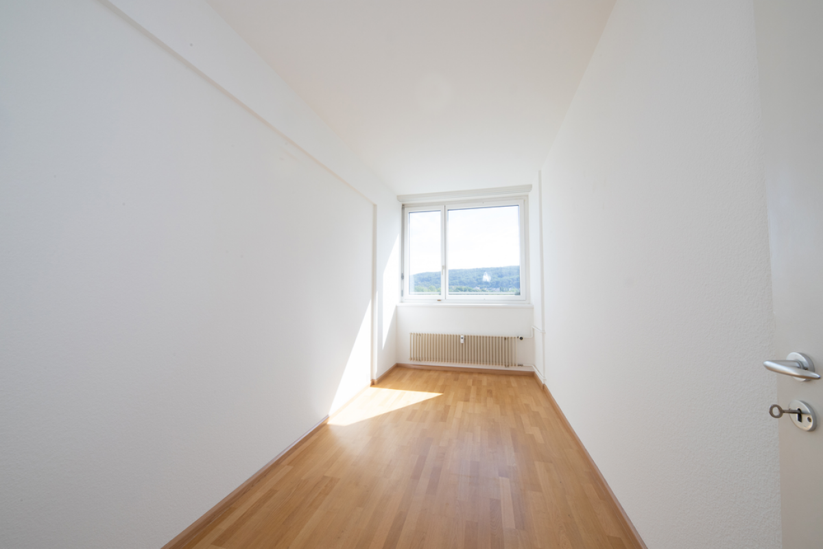 Schmaler heller Raum mit Fenster und Heizkörper