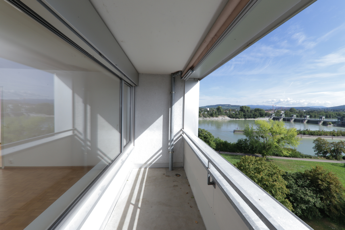 Balkon mit Flussblick