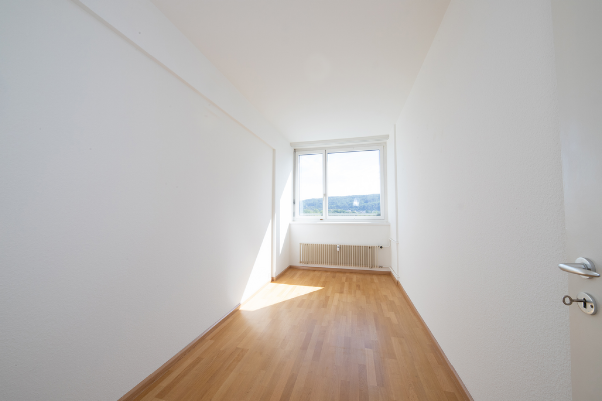 Heller, leerer Raum mit Fenster