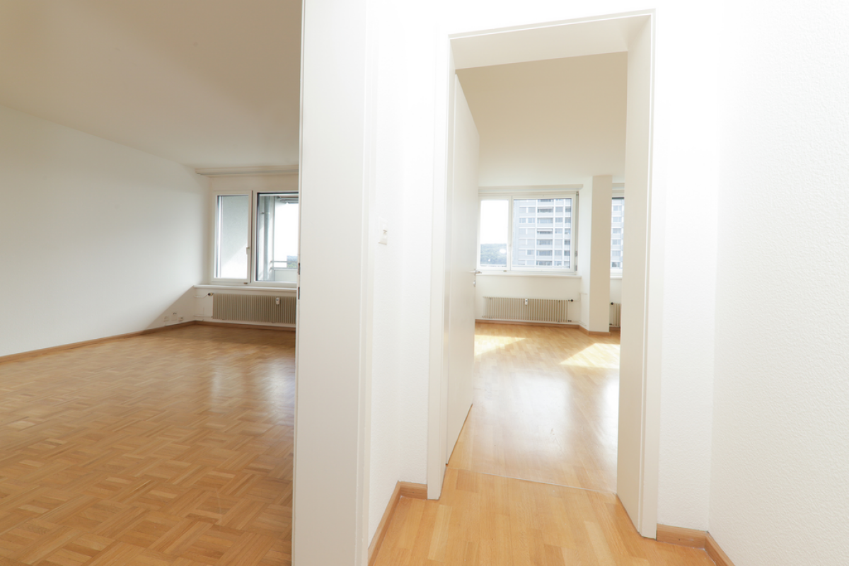 Helle Wohnungsflur mit zwei angrenzenden Räumen