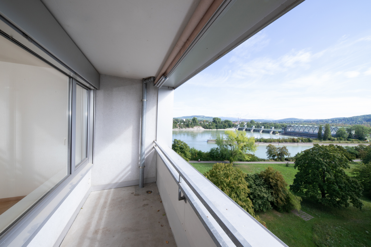 Balkon mit Flussblick