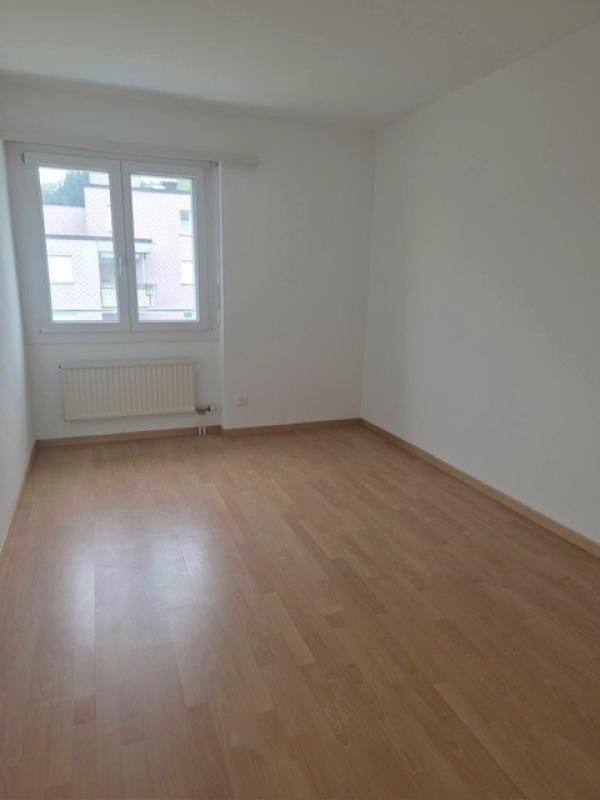 Leerer heller Raum mit Fenster