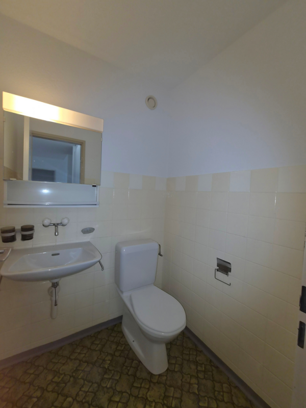 Kleines WC mit Waschbecken