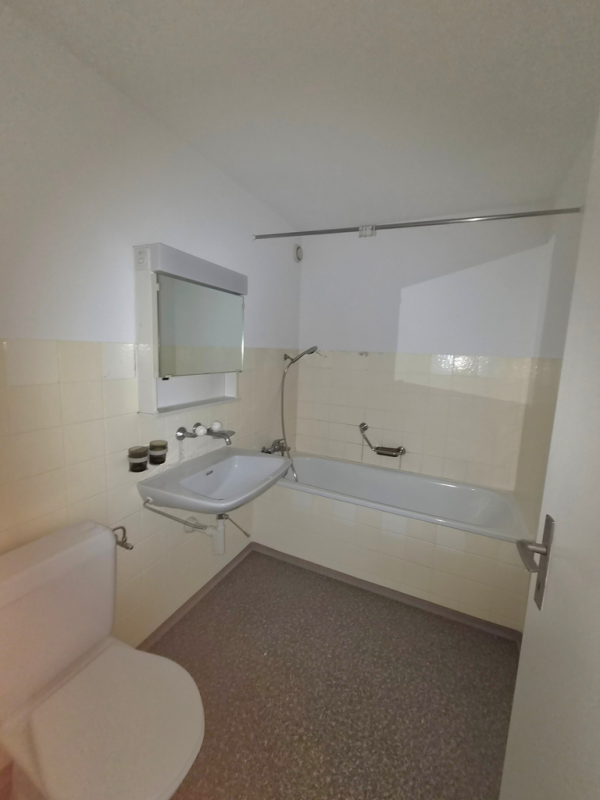 Kleines Badezimmer mit Badewanne und WC