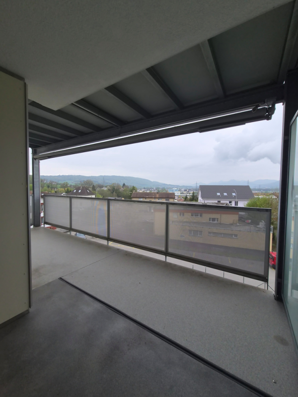Überdachter Balkon mit Blick ins Umland