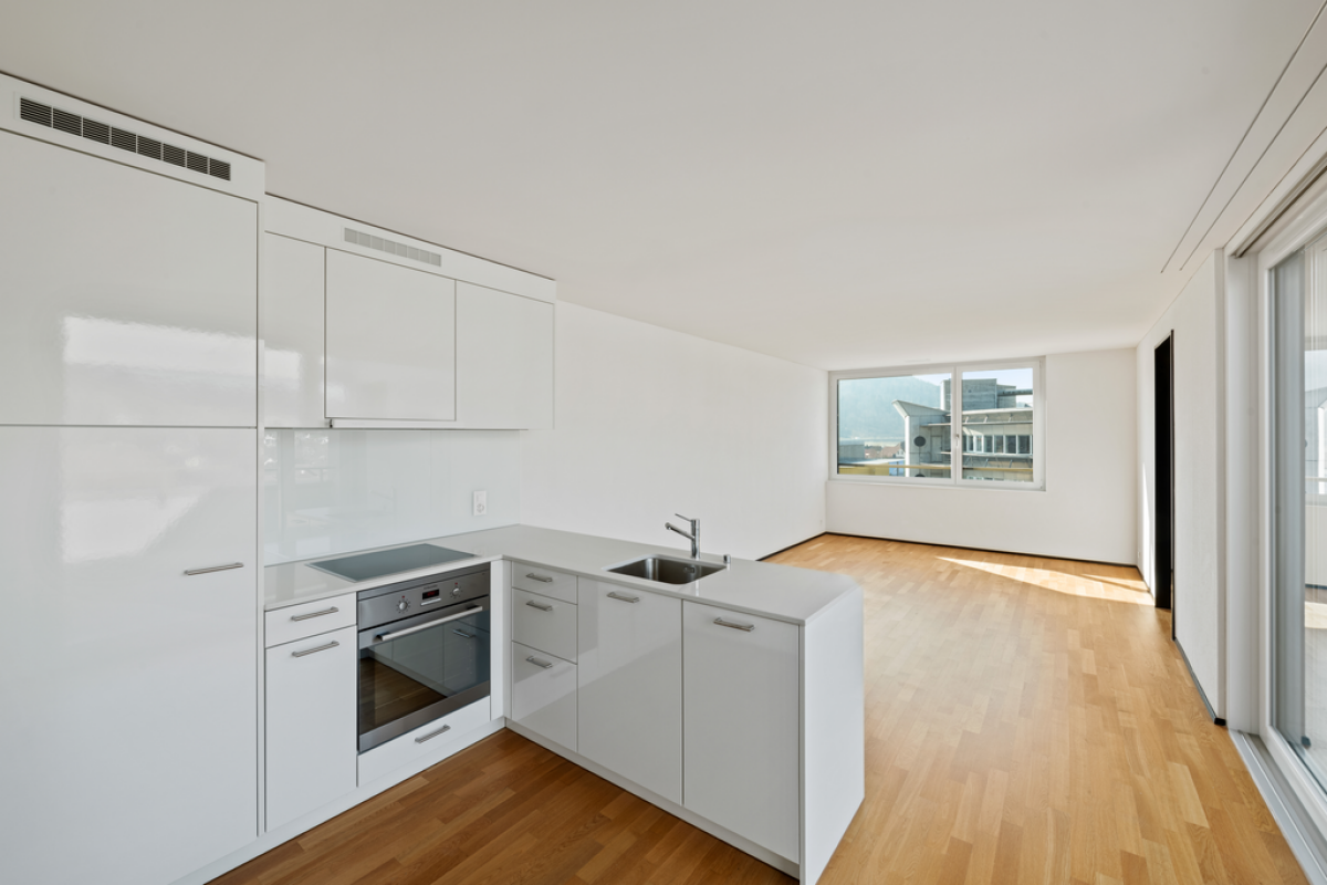 Offene, helle Küche mit großem Wohnraum und Blick nach draußen