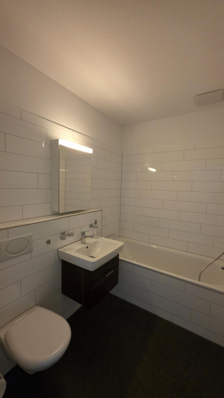 Modernes Bad mit Wanne und Hänge-WC