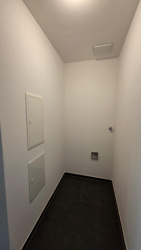 Schmaler Hauswirtschafts- oder Abstellraum