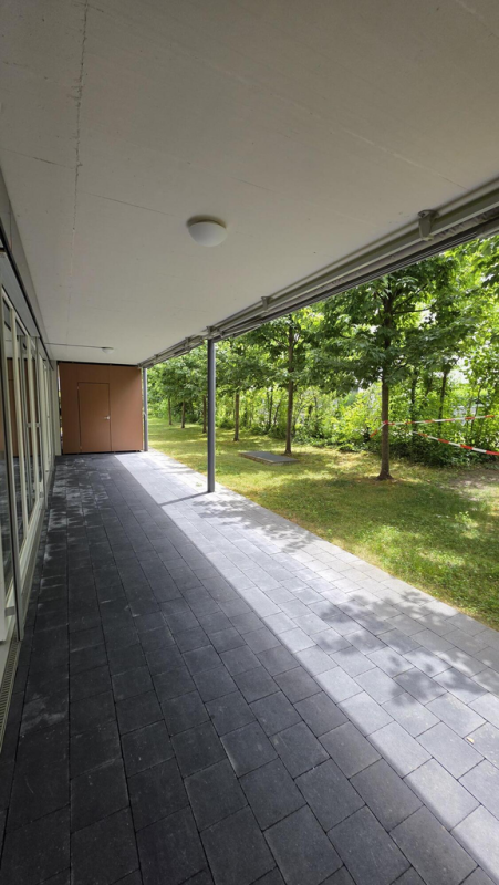 Überdachte Terrasse mit Gartenblick