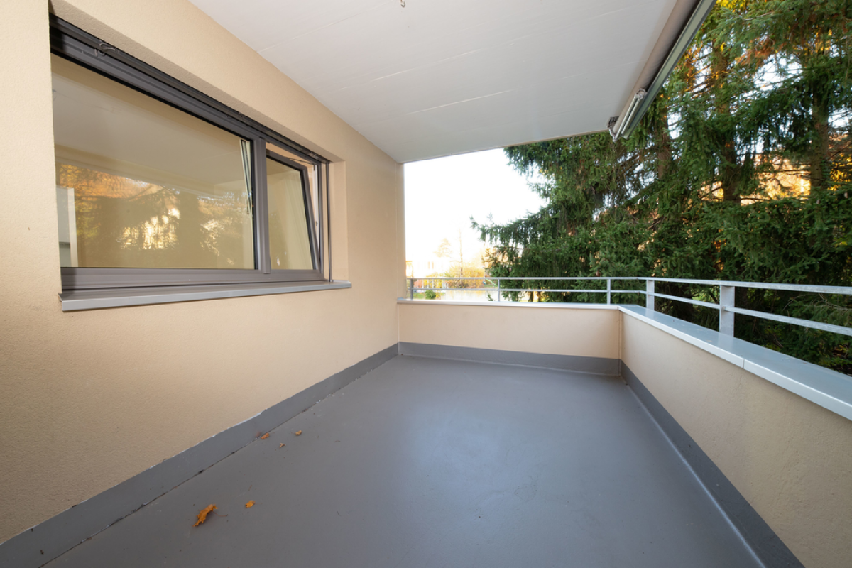 Überdachter Balkon mit Blick ins Grüne