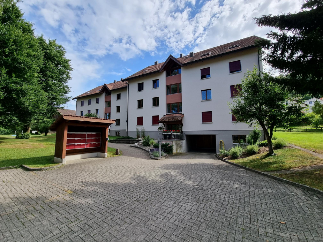 Mehrfamilienhaus mit gepflegtem Außenbereich