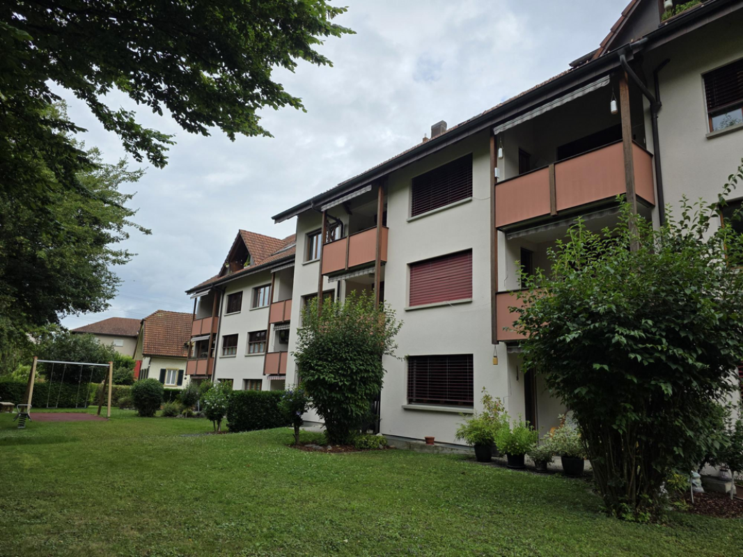 Mehrfamilienhaus mit Balkon und Garten