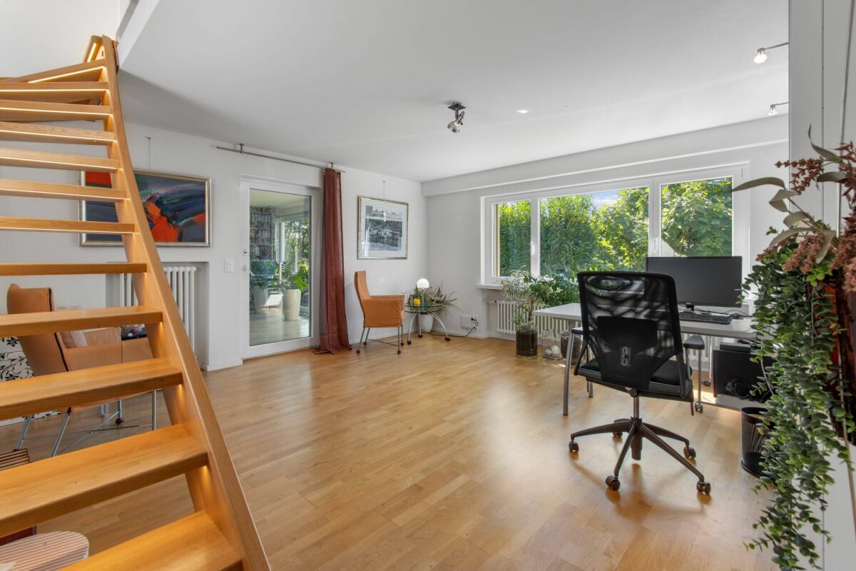 Helles Arbeitszimmer mit Holztreppe