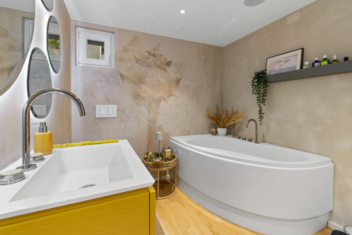 Modernes Badezimmer mit Badewanne und Waschtisch
