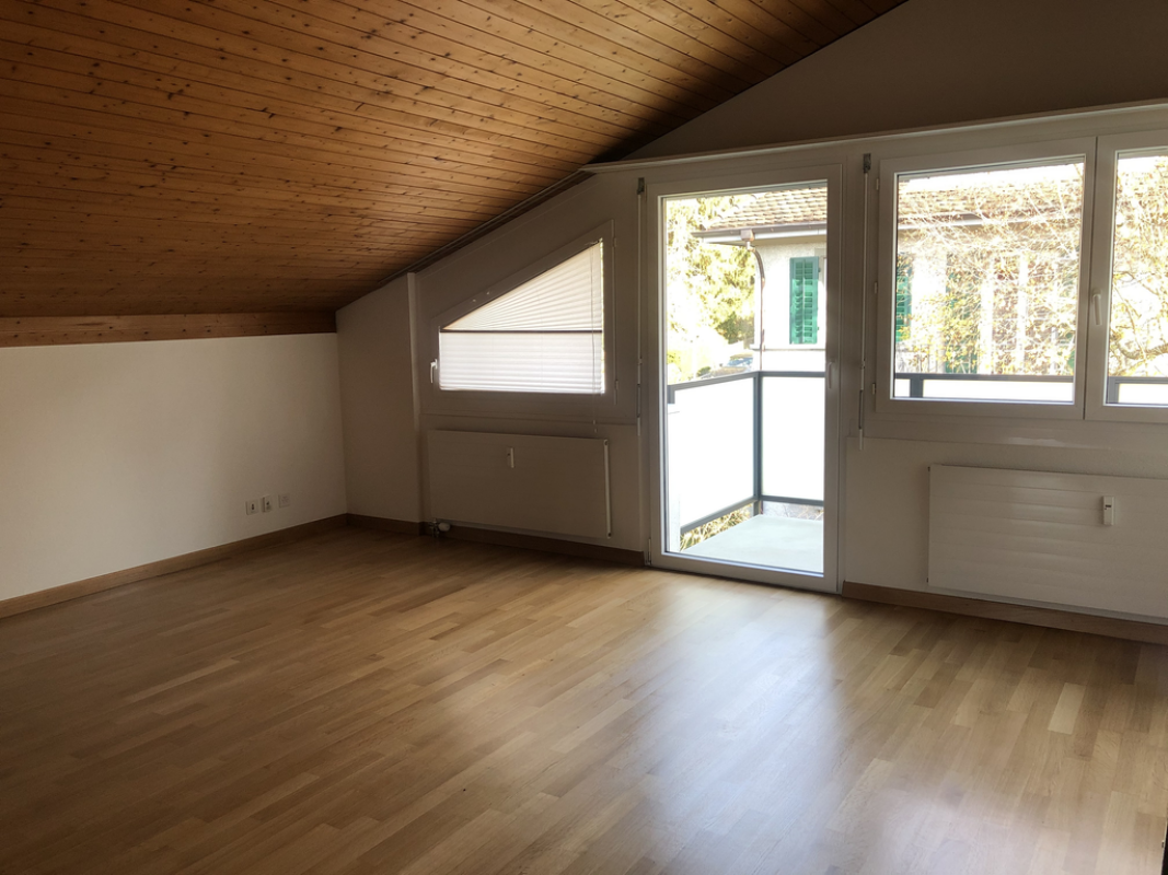 Dachgeschosszimmer mit Balkon