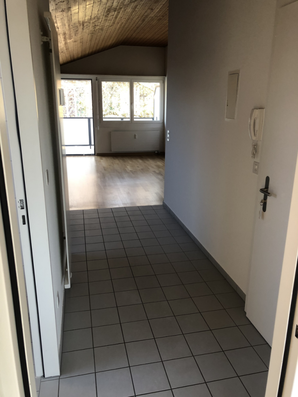 Flur mit Blick in einen Wohnbereich