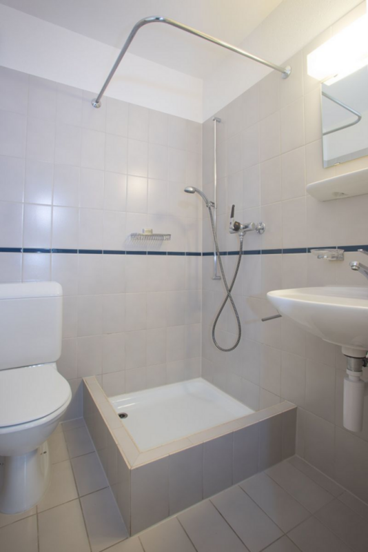 Badezimmer mit Dusche und WC