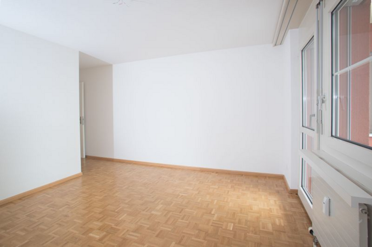 Heller leerer Wohnraum mit Parkettboden