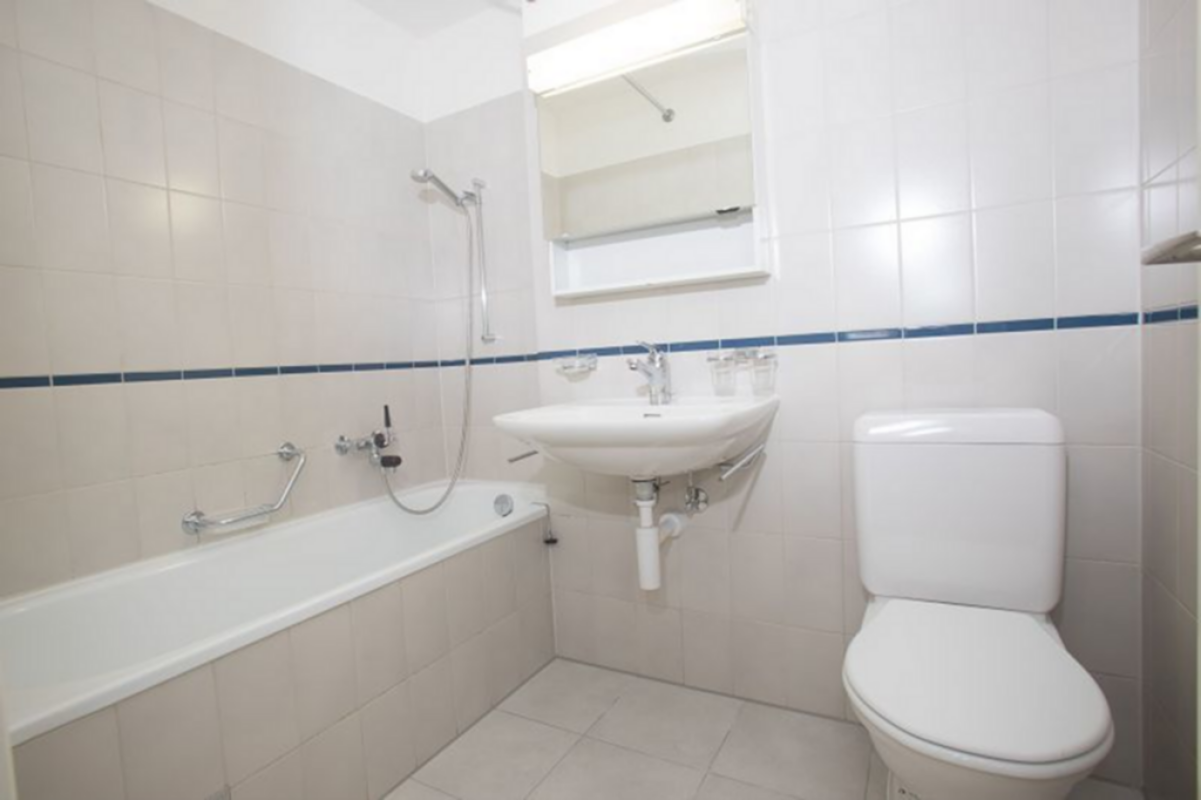 Badezimmer mit Badewanne, Waschbecken und WC