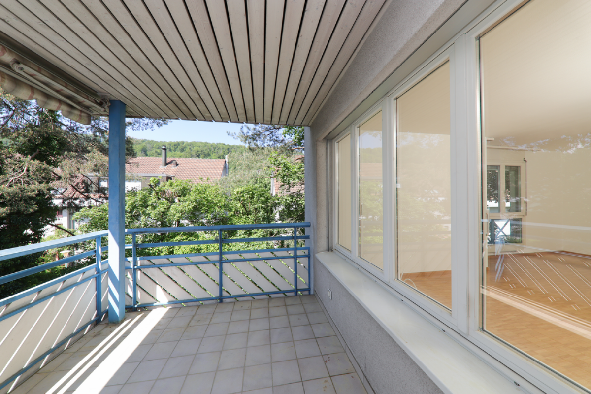 Überdachter Balkon mit Blick ins Grüne