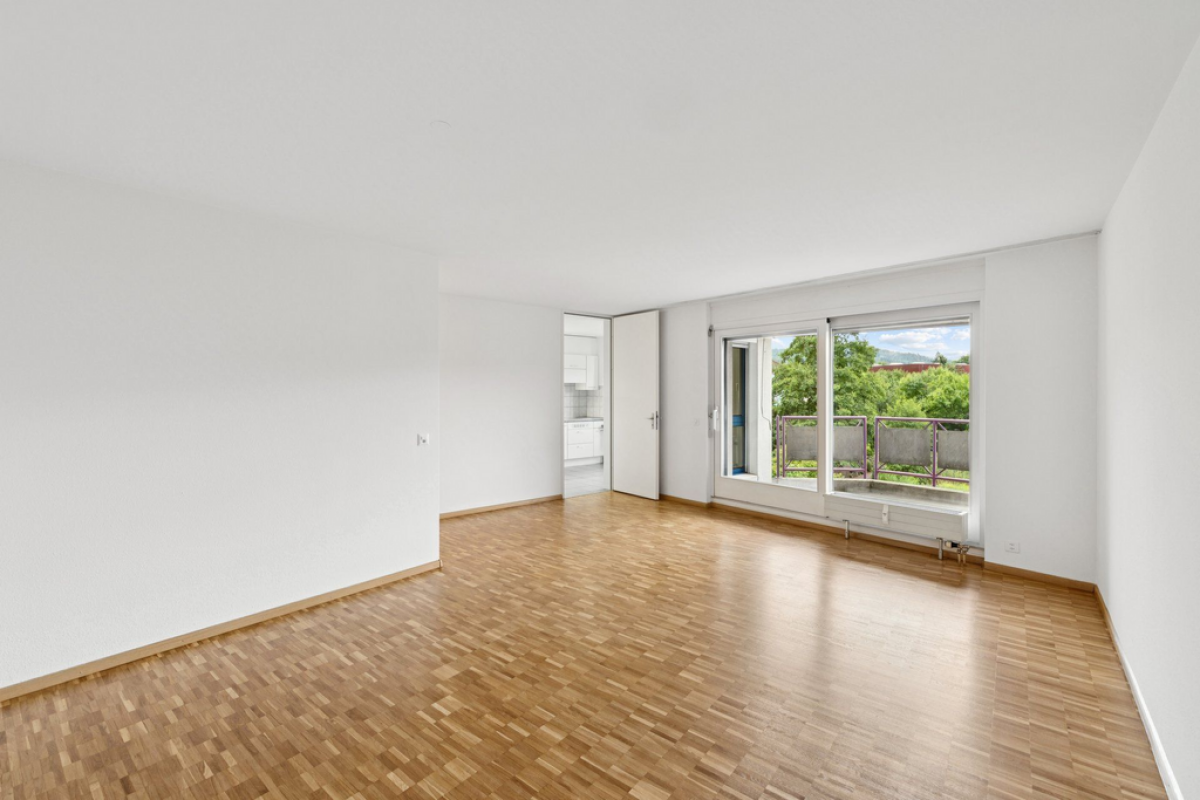 Heller, leerer Wohnraum mit Balkonblick