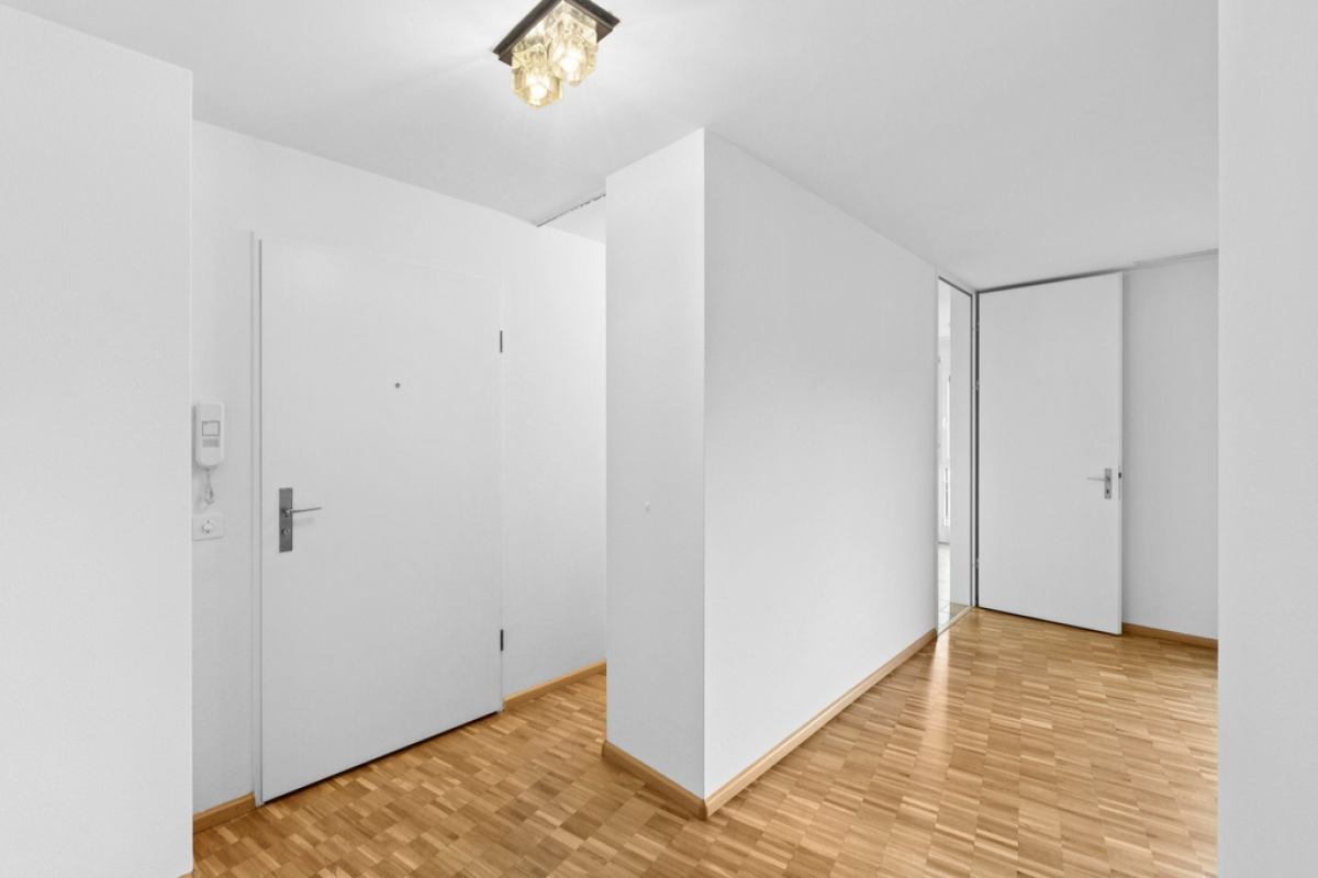 Heller Eingangsflur mit zwei Türen