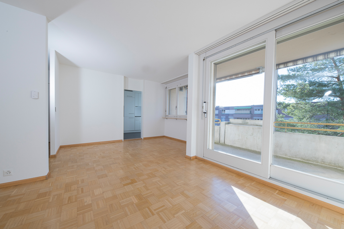 Helles leeres Wohnzimmer mit Balkonzugang