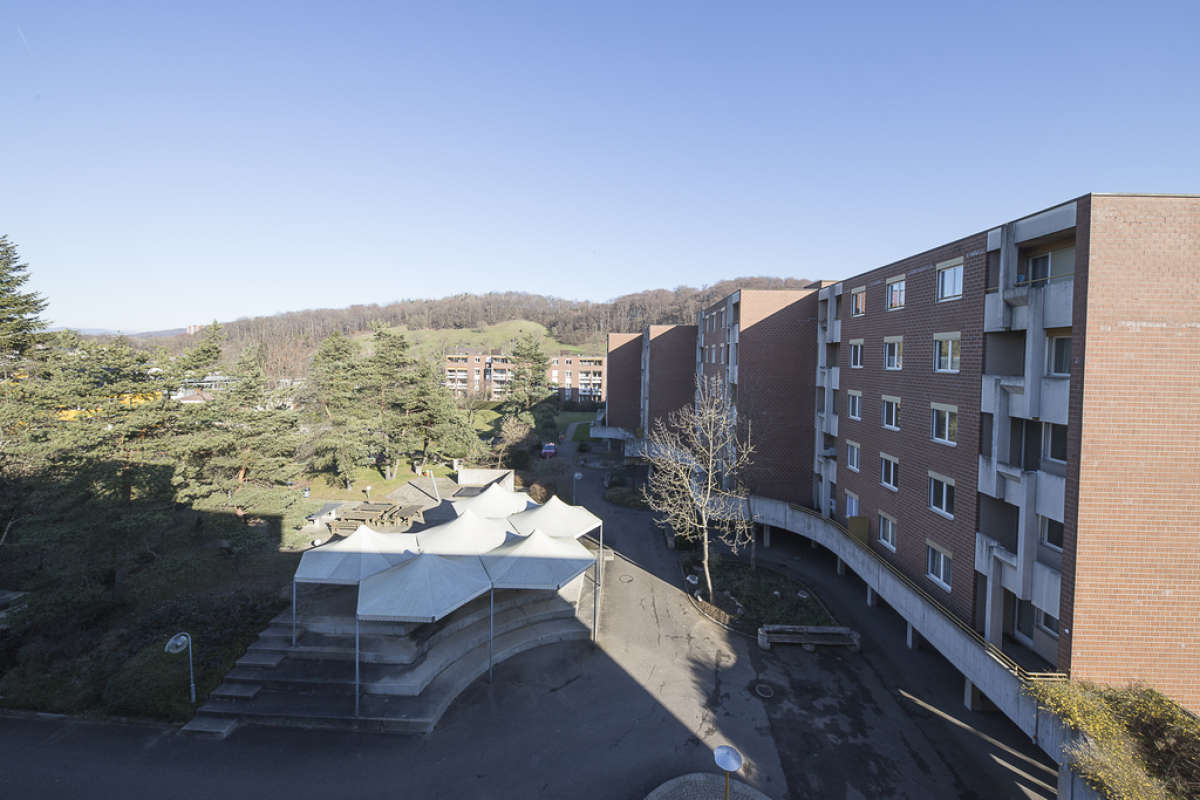 Außenansicht eines Wohnkomplexes mit Innenhof