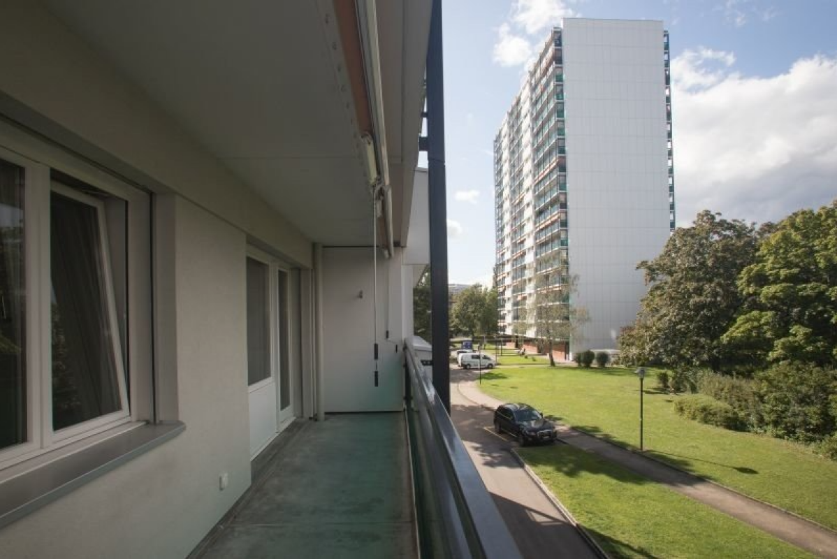 Balkon mit Blick auf Wohnanlage