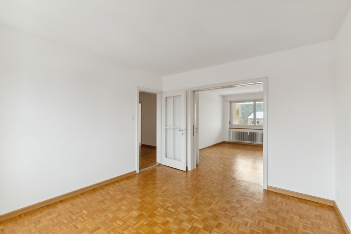 Heller leerer Wohnraum mit Durchgang