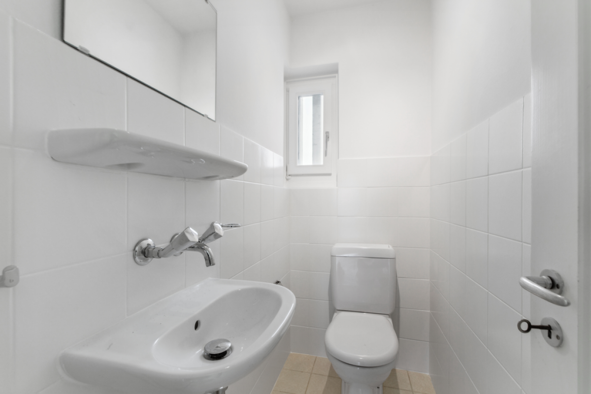 Gäste-WC mit Waschbecken und Toilette
