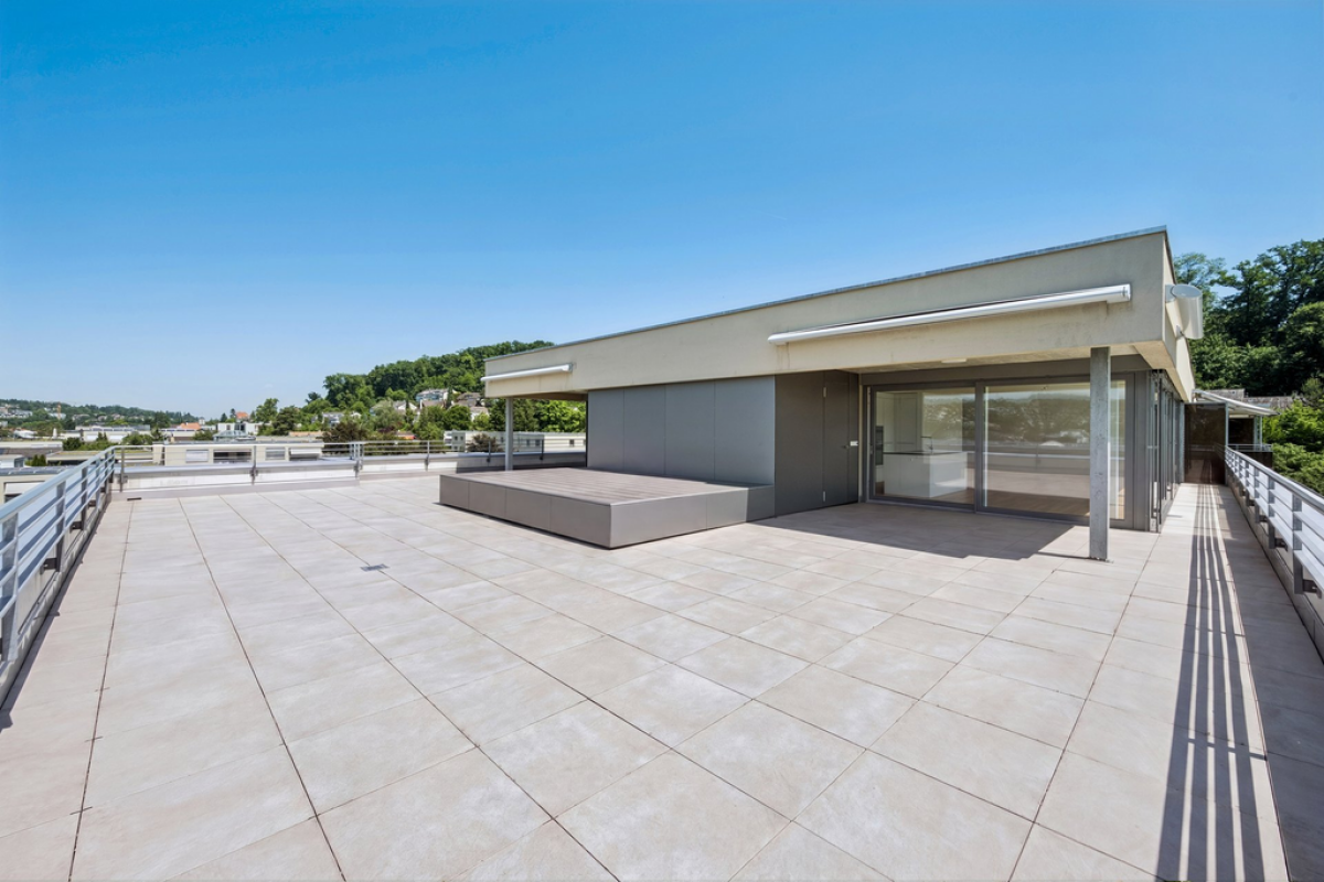 Großzügige Dachterrasse auf einem modernen Flachdachbau