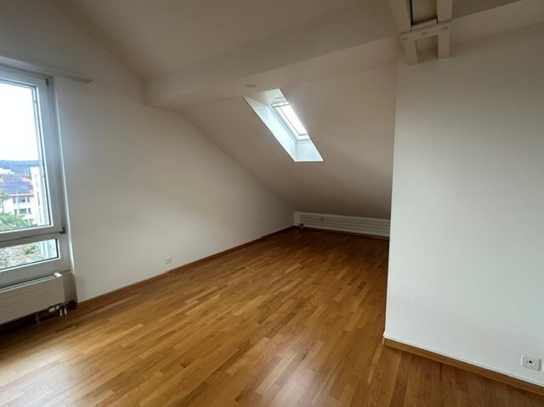 Ausgebauter Dachraum mit Parkettboden