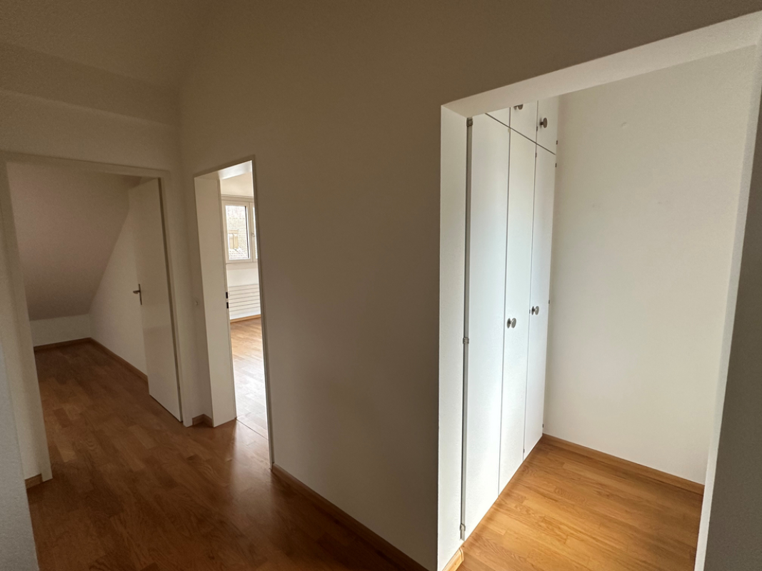 Flur mit Einbauschrank und Türöffnungen