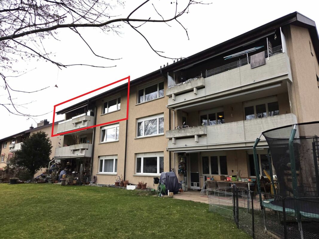 Mehrfamilienhaus mit Balkonen und Garten