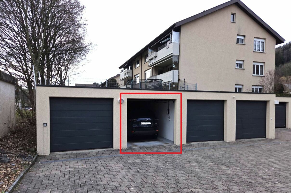 Garagenhof mit Mehrfamilienhaus