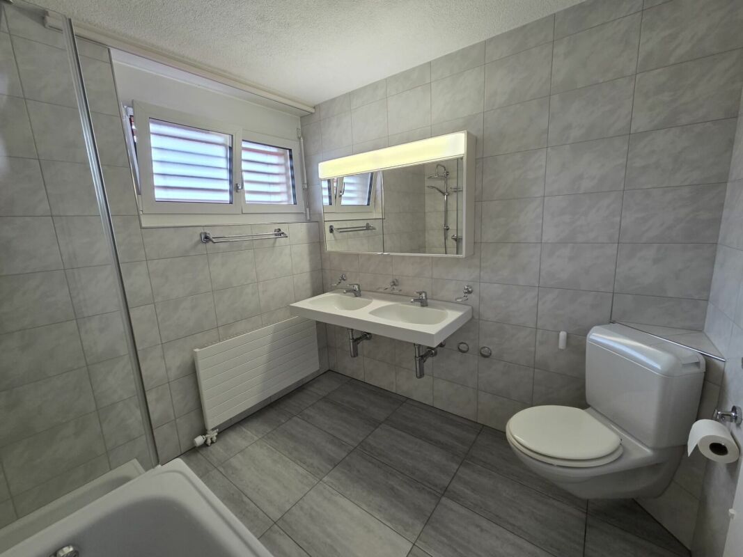 Modernes Badezimmer mit Dusche, Doppelwaschbecken und WC
