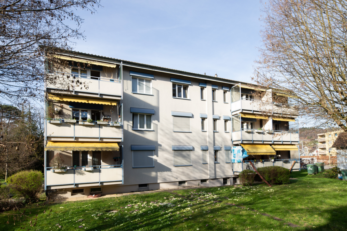 Mehrfamilienhaus mit Balkonen