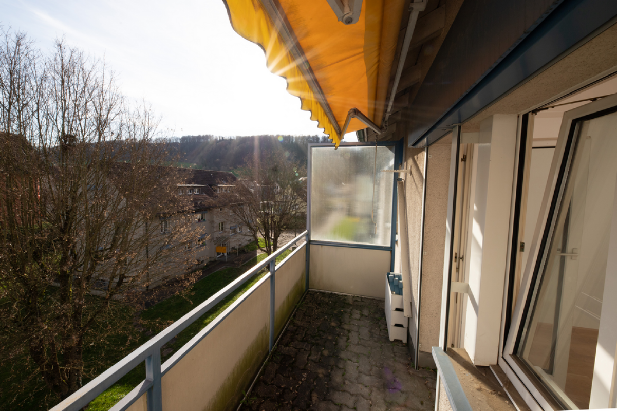 Sonniger Balkon mit Markise