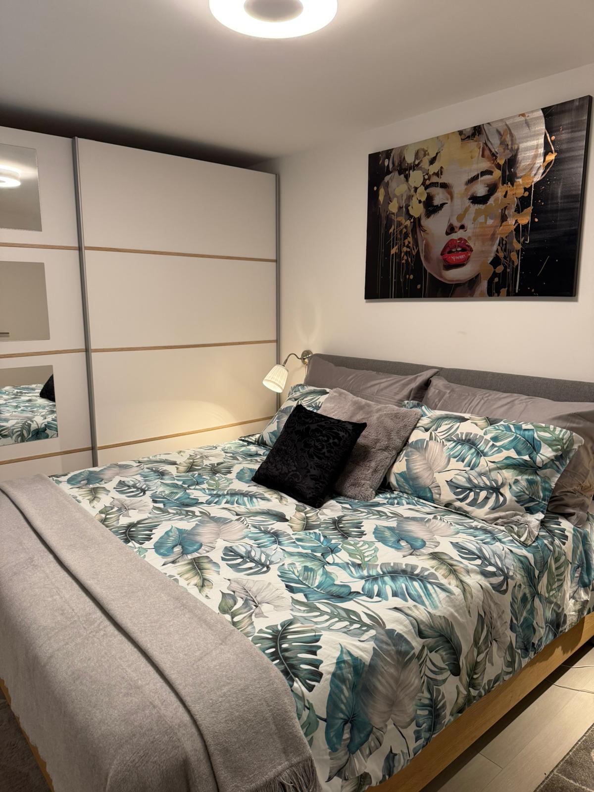 Modernes Schlafzimmer mit gemustertem Bettbezug